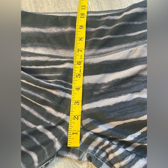 Nike Recycled Dri - Fit Black and Gray Tiger Stripe Capri Leggings. Size M - Picture 13 of 14